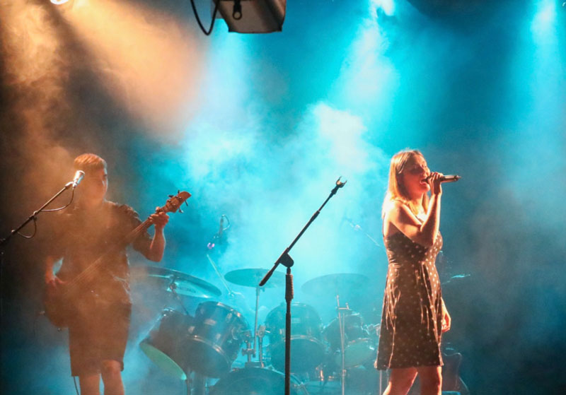 Groupe de musique en scène avec le Studio ONOFF de Mougins