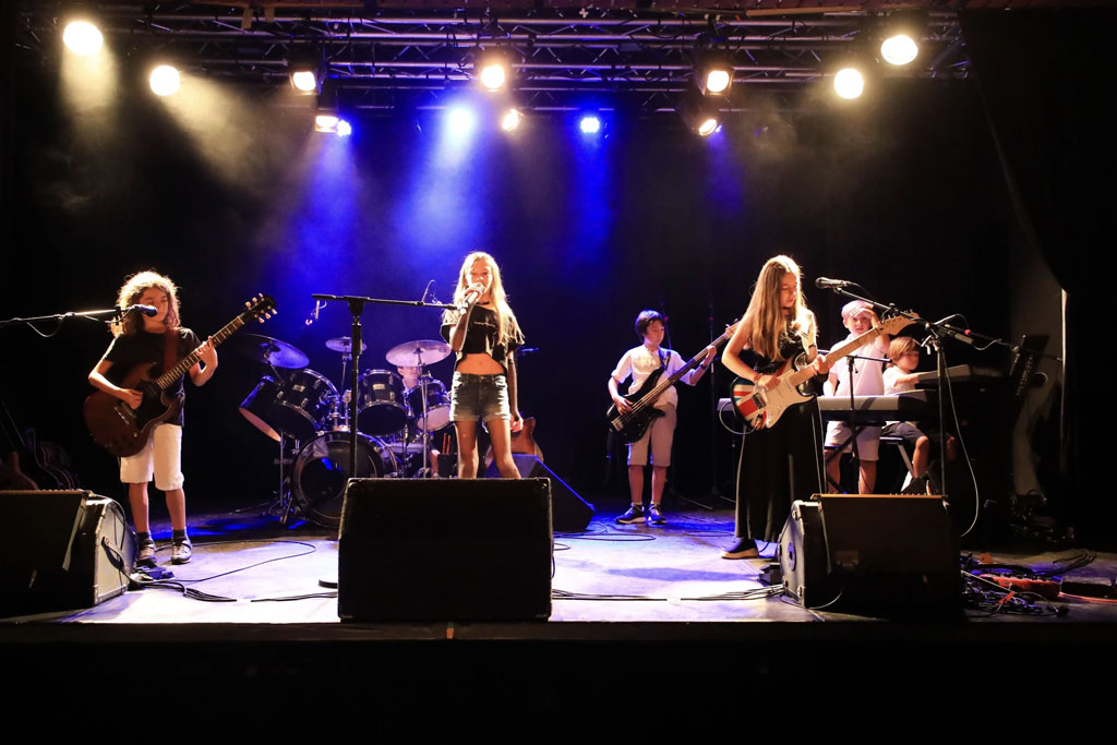 Groupe sur scène avec le Studio ON/OFF qui forme des jeunes à Mougins