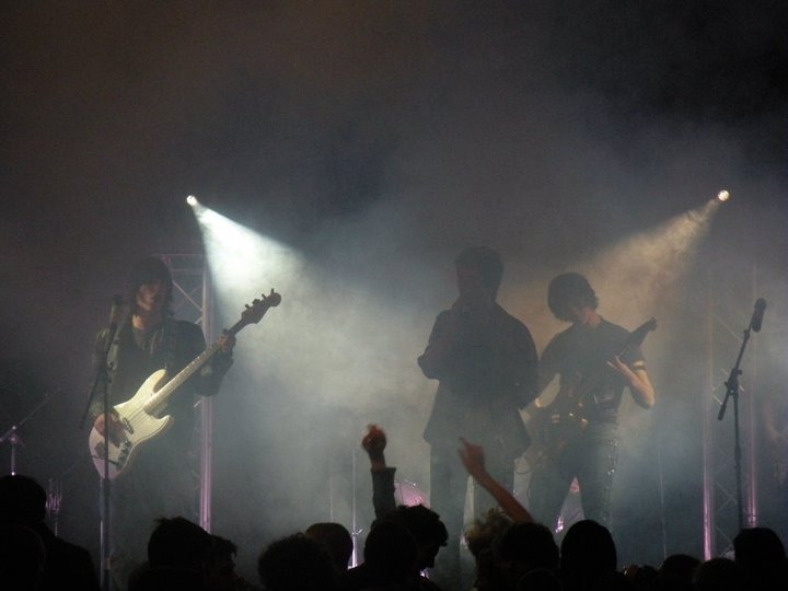 Groupe de musiciens et chanteurs sur scène au LifeTime Festival à Mougins par le Studio ONOFF